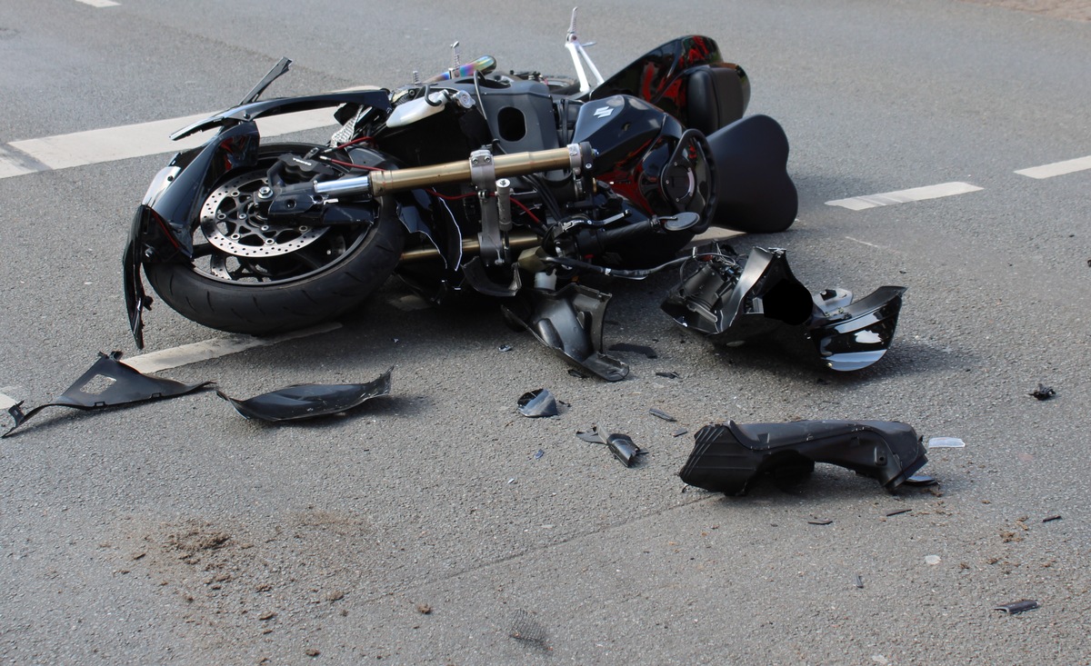 POL-MI: Motorradfahrer wird bei Auffahrunfall auf Königstraße schwer verletzt