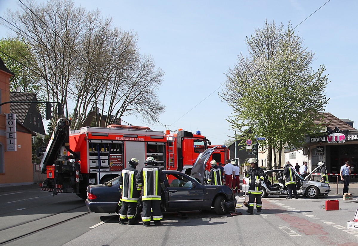 FW-E: Verkehrsunfall mit zwei PKW, acht Insassen betroffen