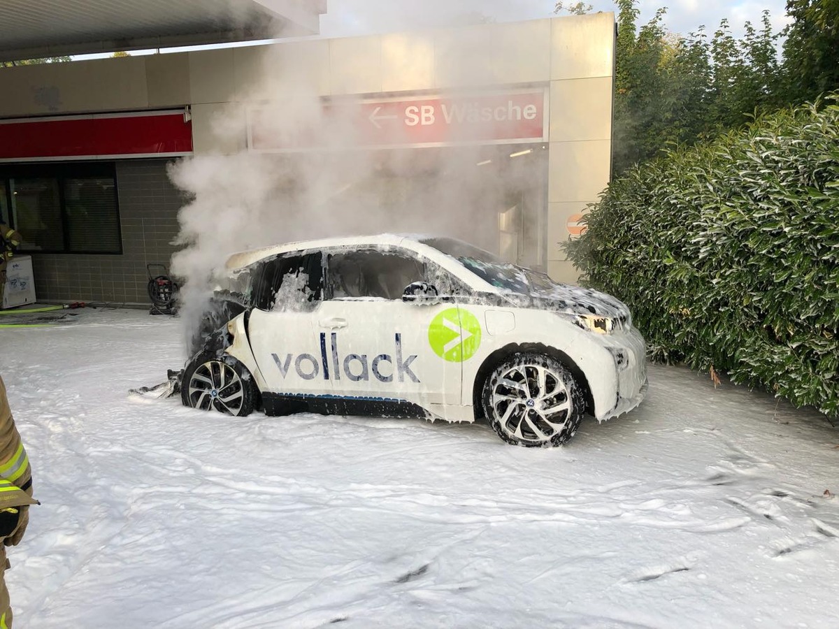 FW Ratingen: Brennender PKW auf einer Tankstelle - Feuerwehr Ratingen im Einsatz