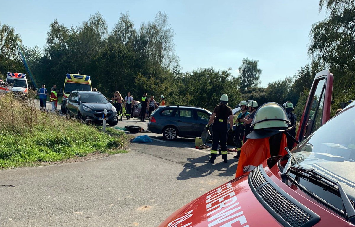 FW Lüchow-Dannenberg: Erneut schwerer Verkehrsunfall in Lüchow-Dannenberg +++ sechs Personen verletzt +++ Feuerwehr, 5 RTW, 2 Notärzte und Rettungshubschrauber im Einsatz