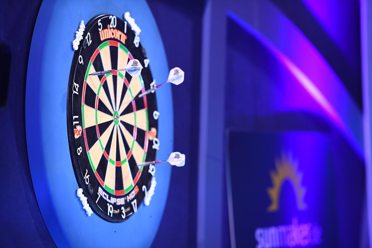 Die #PromiDarts-WM wird Gaga: WM-Held Gabriel Clemens und Weltmeister Michael Smith gehen am Samstag live auf ProSieben erneut auf Titeljagd