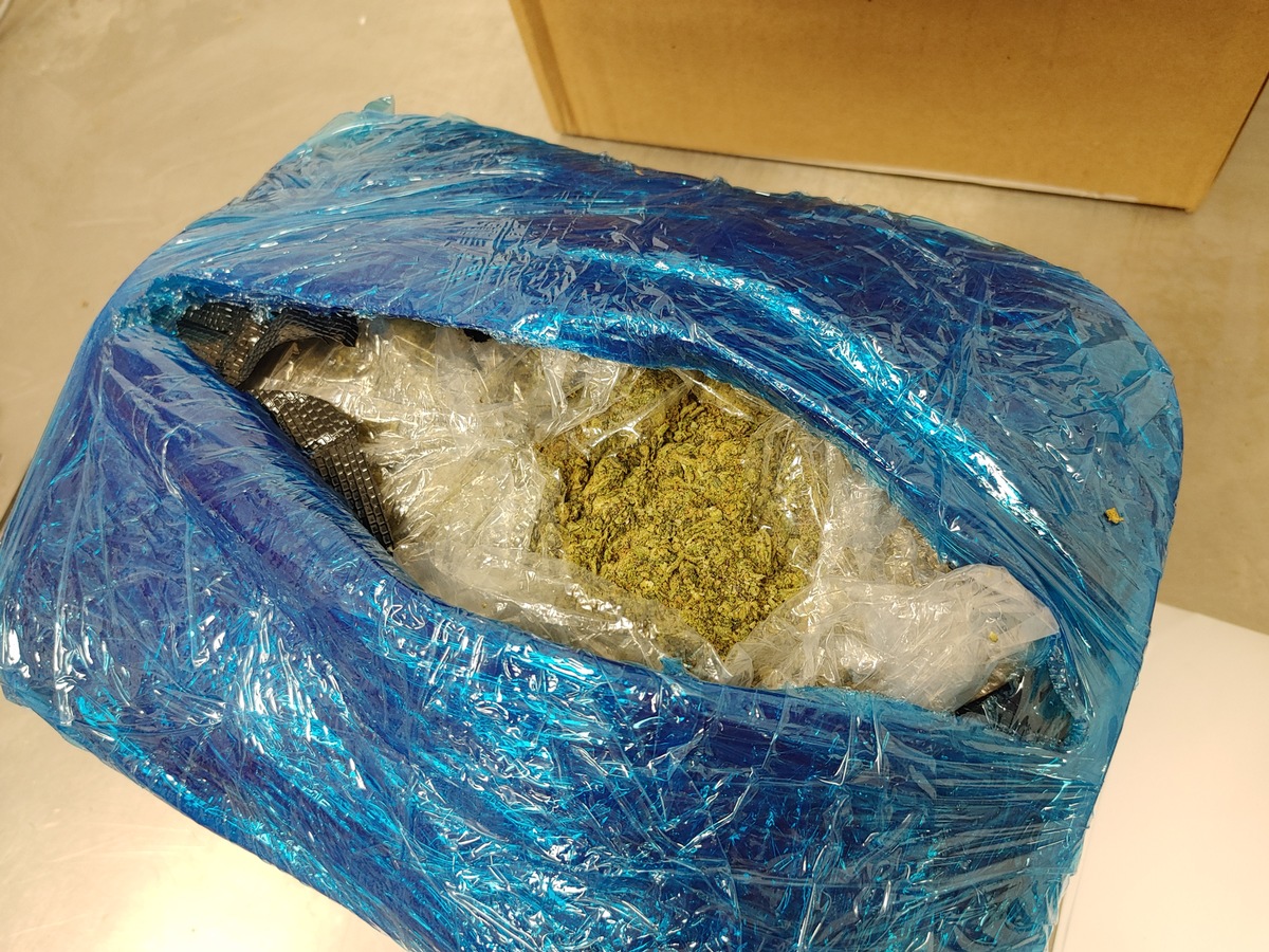 HZA-K: Zoll: Paula und Abby erschnüffeln in nur einer Nacht Drogen im Wert von mehr als 613.000 Euro in Paketen - Fast 62 Kilogramm Marihuana auf dem Weg aus den USA nach Großbritannien