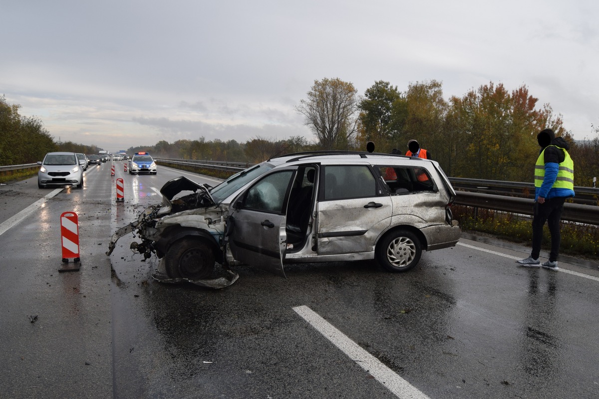 POL-PDKL: A6/Landstuhl, Nach Reifenplatzer in die Schutzplanken gekracht