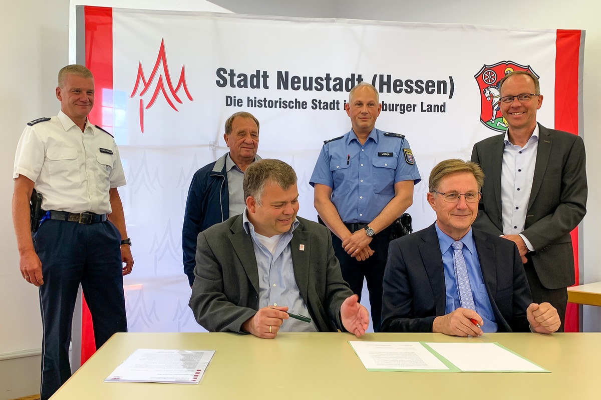 POL-MR: Sicherheitskonzept für Neustadt; Polizeipräsident Bernd Paul, Leitender Kriminaldirektor Frank Göbel und Bürgermeister Thomas Groll unterzeichnen gemeinsame Vereinbarung