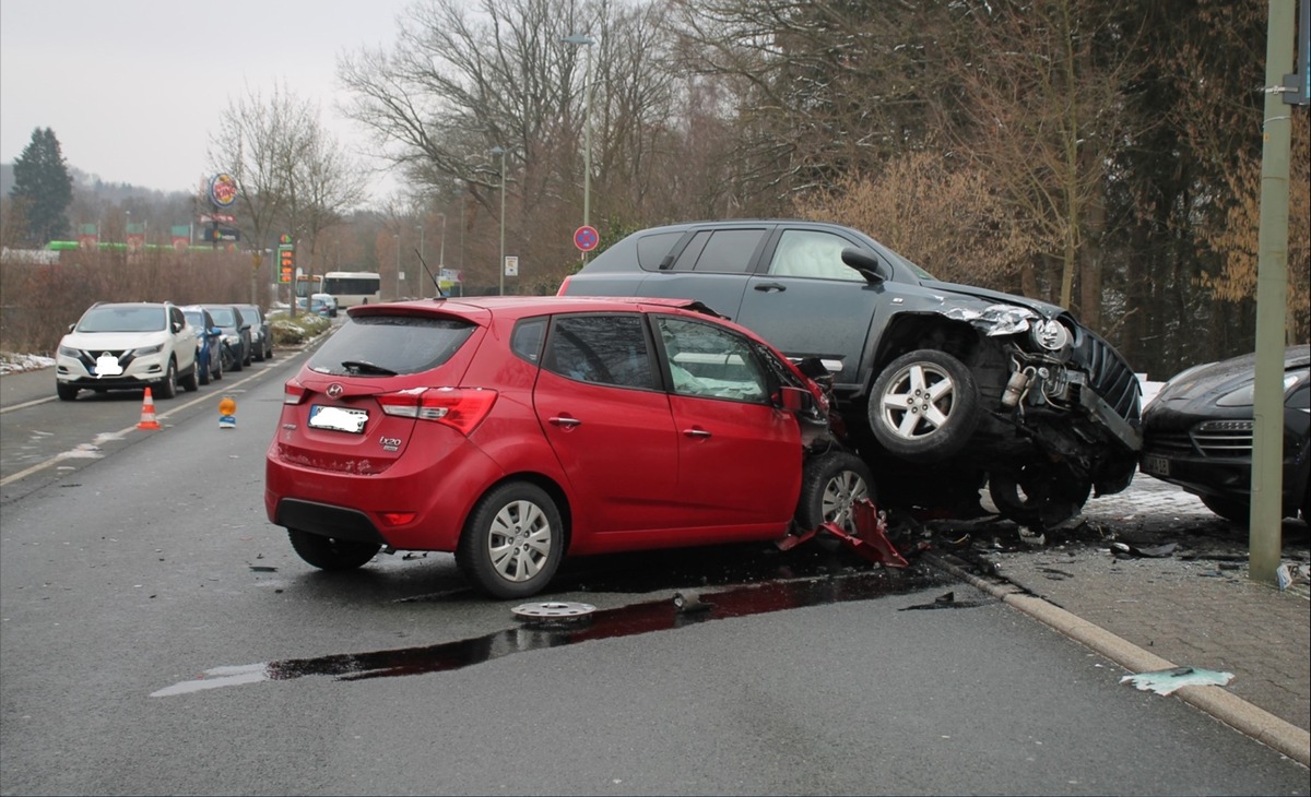 POL-SI: Jeep landet auf Motorhaube