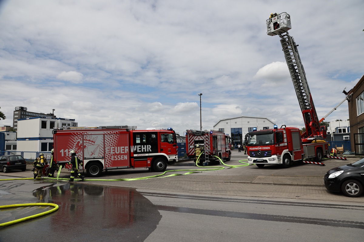 FW-E: Flachdach einer leerstehenden Gewerbehalle geht in Flammen auf - keine Verletzten