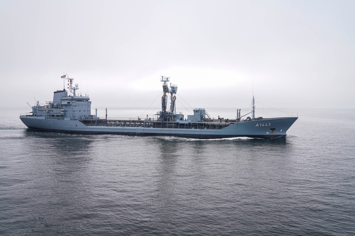 Betriebsstofftransporter &quot;Rhön&quot; als Teil des NATO-Verbandes in der Ostsee