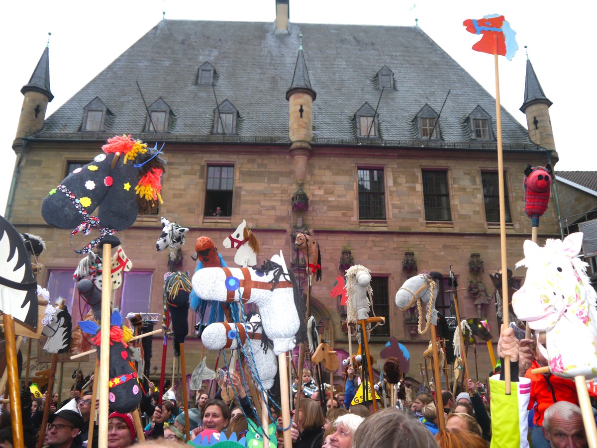 Steckenpferd-Parade in Osnabrück erinnert an Westfälischen Frieden und  holt Weltrekord - offiziell bestätigt vom &quot;Rekord-Institut für Deutschland&quot;