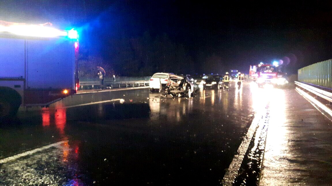 FW-AR: Feuerwehr befreit eingeklemmte Frau nach schwerem Verkehrsunfall auf A 46