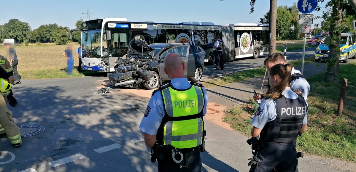 POL-PB: Auto prallt gegen Linienbus - Viele Kinder verletzt