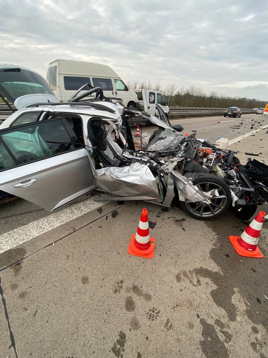 POL-PDKL: PKW fährt gegen LKW ... Fahrer schwerverletzt