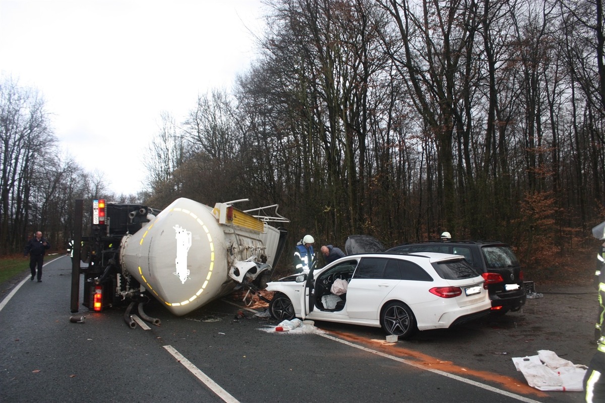 POL-PB: Hoher Schaden bei LKW-Unfall auf L756