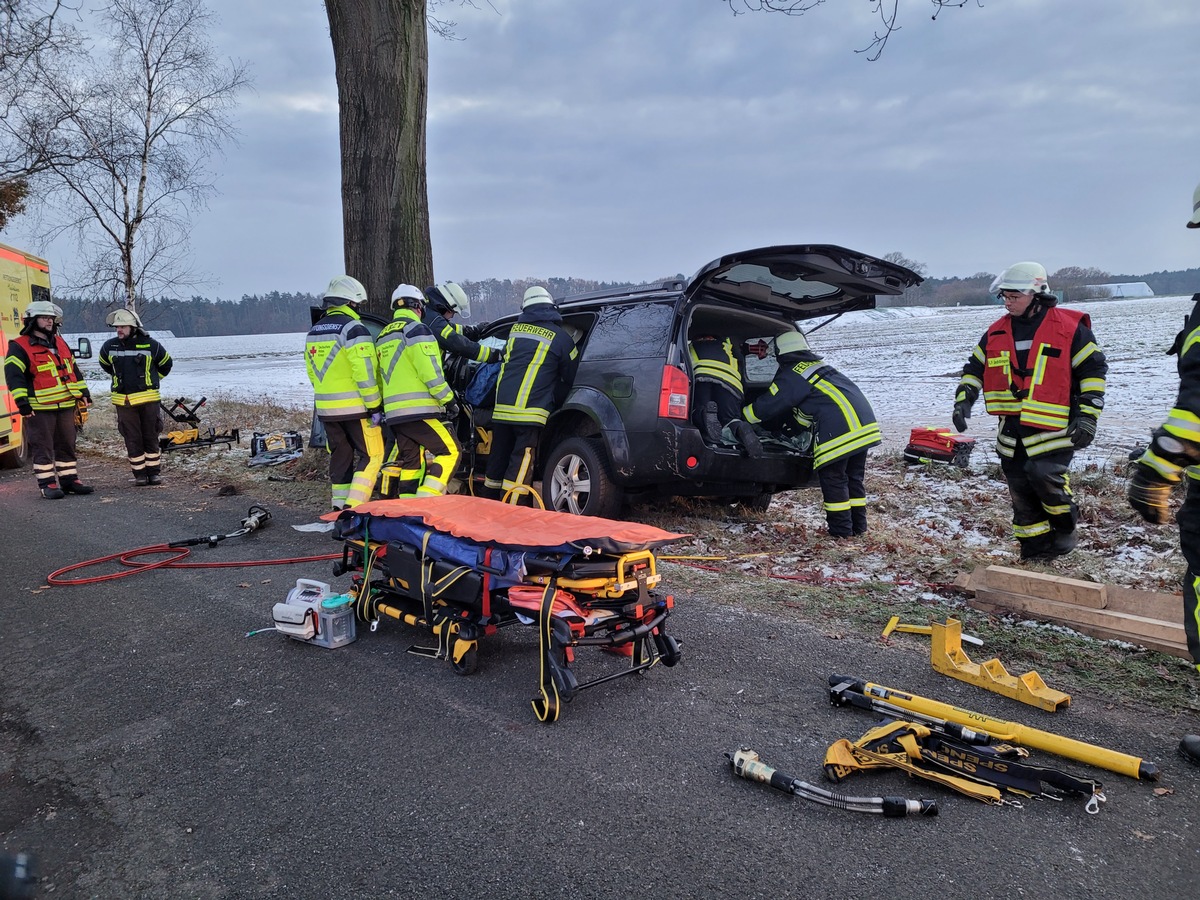 FW-ROW: Fahrer wird bei Unfall eingeklemmt