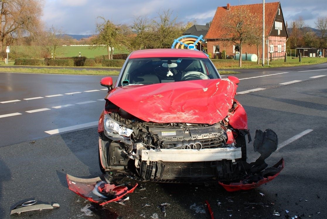 POL-MI: Autofahrerin zieht sich bei Kreuzungsunfall schwere Verletzung zu