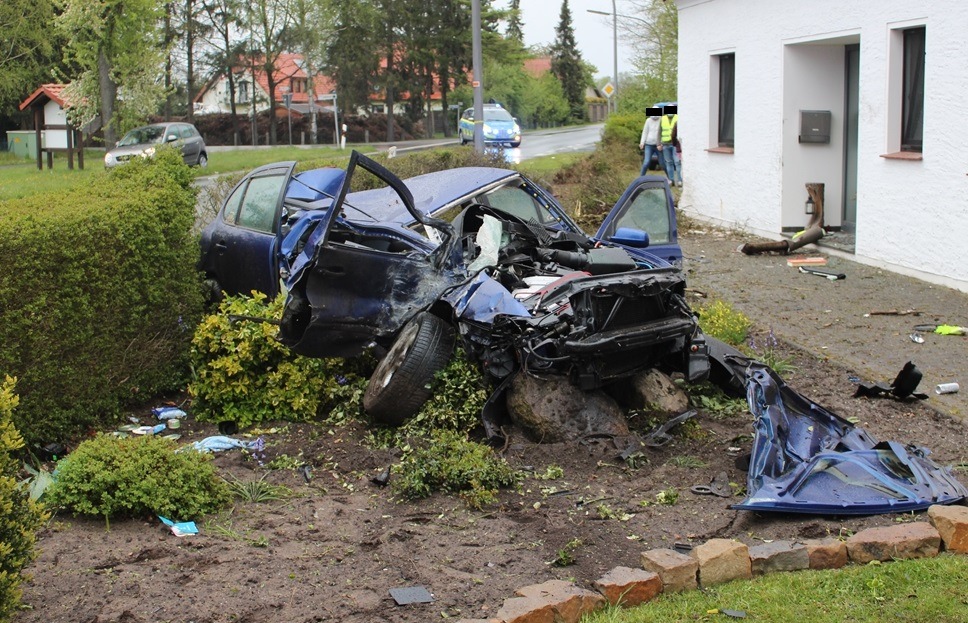 POL-MI: Mann (24) verliert bei Überholmanöver Kontrolle über Auto