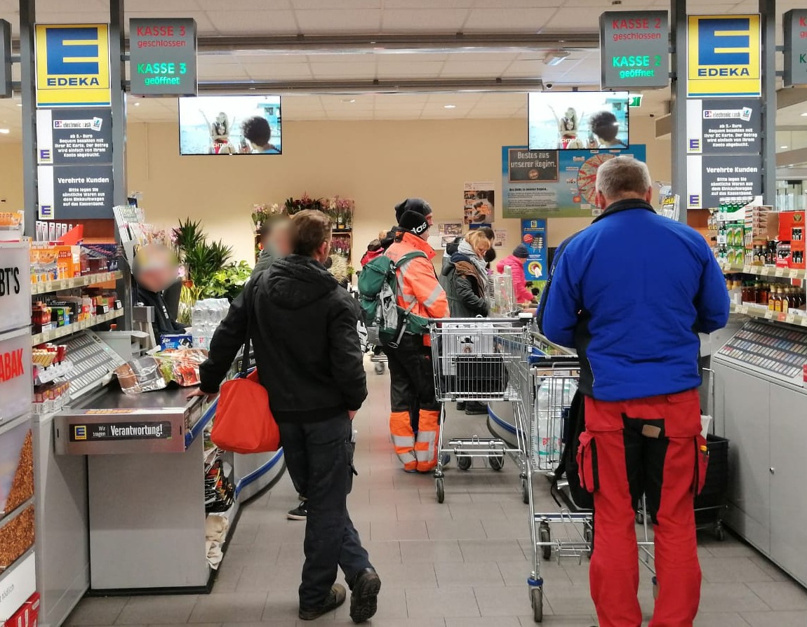 TV-Displays am POS komplettieren die Shopper-Journey: Digitale Marken-Impulse direkt am POS! / Wie Markenartikel ihre Position gegenüber Handelsmarken behaupten!