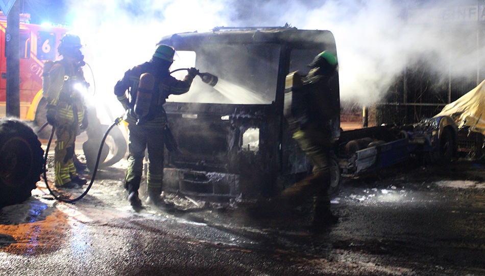 POL-DU: Friemersheim: Kleinbus und Lkw brennen lichterloh