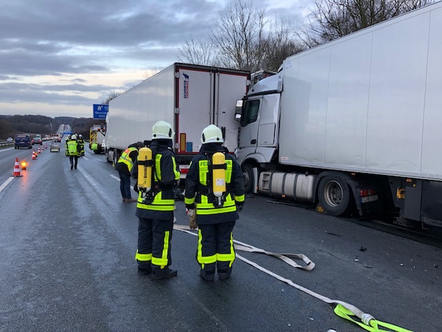 FW-EN: Verkehrsunfall auf der BAB 1 mit drei LKW