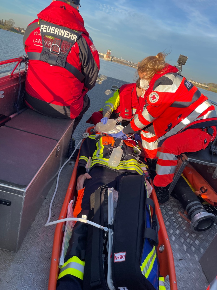 FW-LK Leer: Notfall auf der Ems - Feuerwehr und Rettungsdienst trainierten den Ernstfall