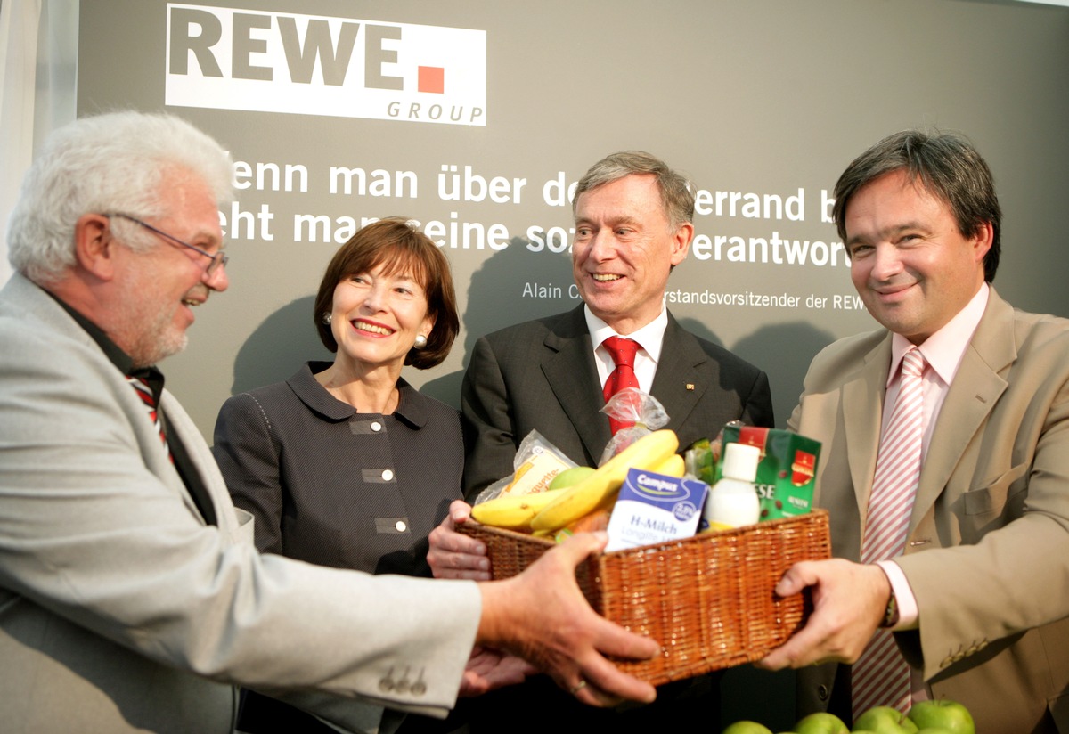 REWE Group größter Lebensmittelspender der Tafeln / Symbolische Übergabe an Bundespräsident Horst Köhler durch REWE Group-Vorstandsvorsitzenden Alain Caparros - Zusätzliche Spendenaktion für Berliner Tafel