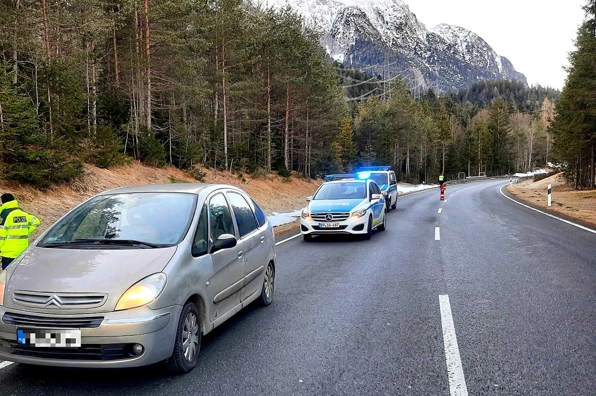 Bundespolizeidirektion München: Kurze Verfolgungsfahrt auf B2 und Flucht zu Fuß / Mutmaßlicher Schleuser entzieht sich Kontrolle - Beamten mit Pfefferspray verletzt