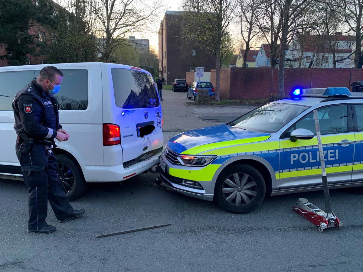 POL-WHV: Unfallbeteiligtes Fahrzeug prallt bei Bergung gegen Funkstreifenwagen der eingesetzten Polizeibeamten - Foto