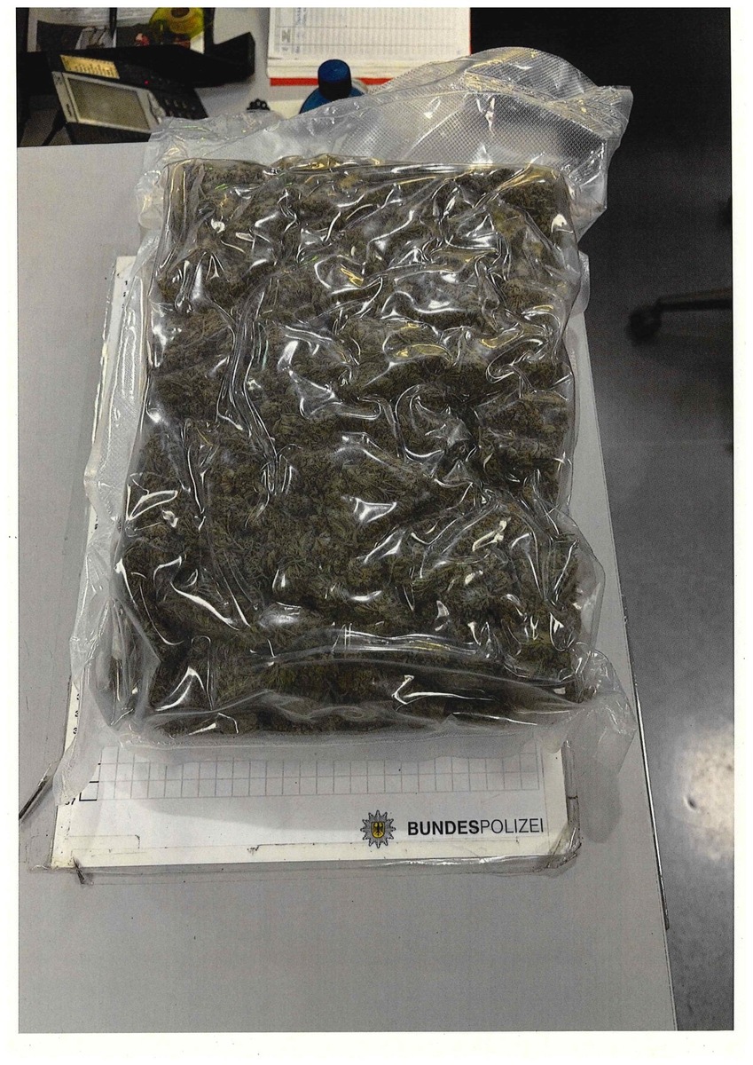 BPOL NRW: Bundespolizisten haben richtigen Riecher - Beschlagnahme von 1 kg Marihuana