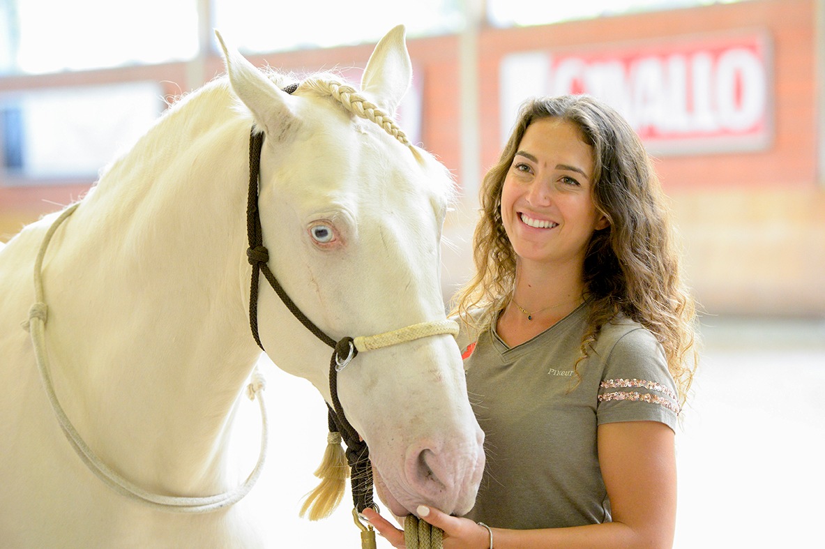 &quot;Ostwind&quot;-Pferdetrainerin Kenzie Dysli mit Filmpferd bei der CAVALLO ACADEMY