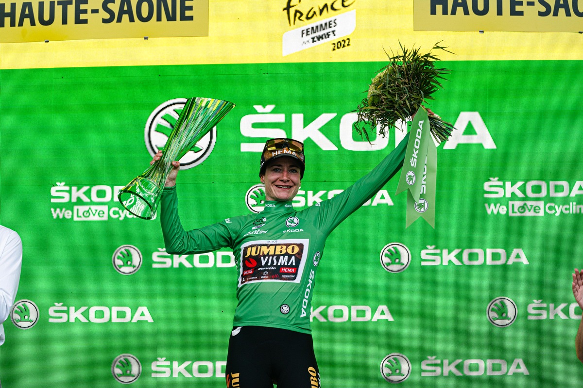 Marianne Vos erhält grüne Kristallglas-Trophäe von ŠKODA AUTO bei der Tour de France Femmes avec ZWIFT