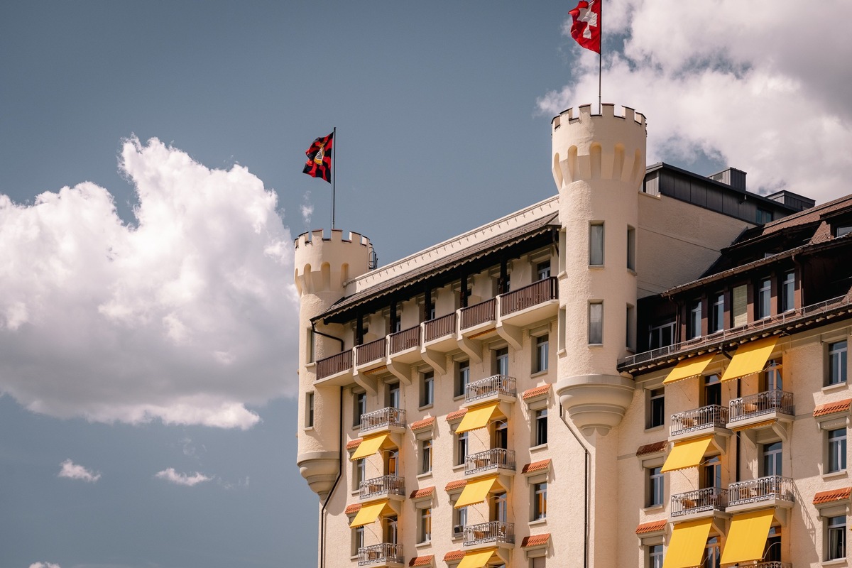 L’ÉTÉ À LA MODE SUISSE: LE GSTAAD PALACE DÉROULE LE TAPIS VERT