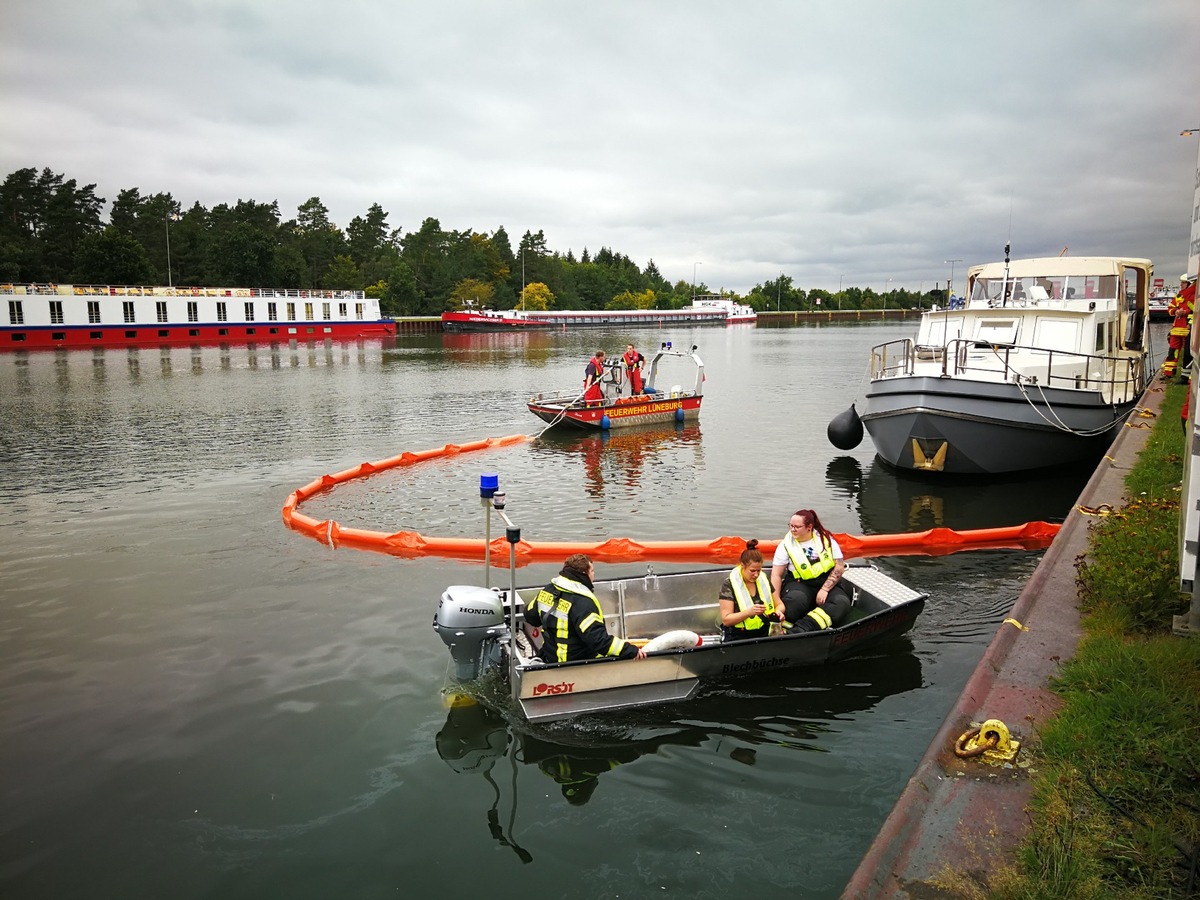 POL-LG: ++ Sportboot verliert Öl - Feuerwehr im Einsatz ++ bei &quot;Rotlicht&quot; die Fahrbahn gequert - Kollision mit Lkw ++ Radlader abtransportiert ++ Glasscheibe von Kioskfenster beschädigt ++