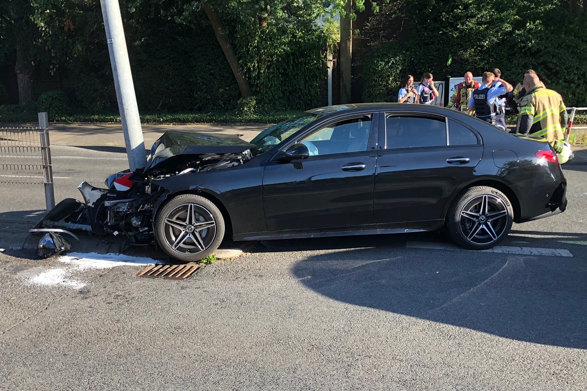 POL-ME: Schwerer Verkehrsunfall nach Spurwechsel - Hilden - 2208128