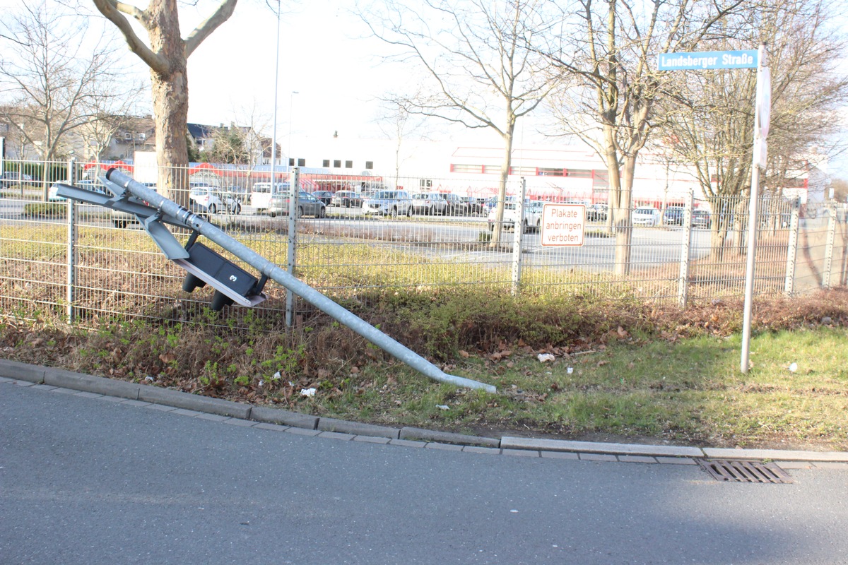 POL-SO: Lippstadt - Lichtzeichenanlage umgefahren und geflüchtet