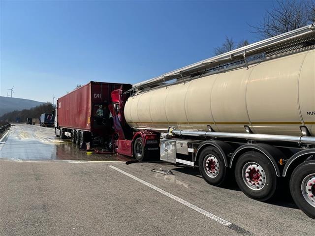 POL-VDKO: Zwei LKW-Unfälle - Vollsperrung A 61 Richtung Süden - Nachtrag -