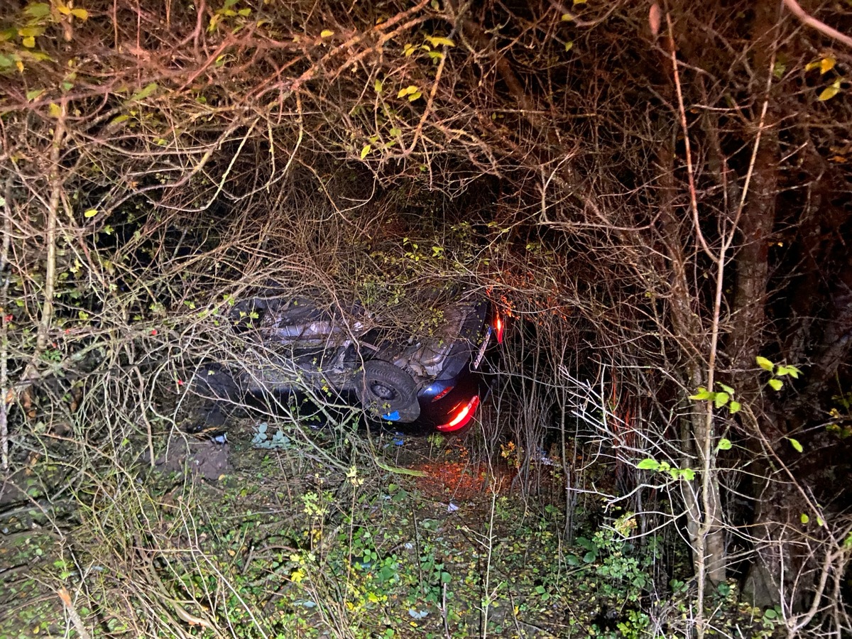 POL-PDNW: Pkw überschlägt sich - Fahrer leicht verletzt