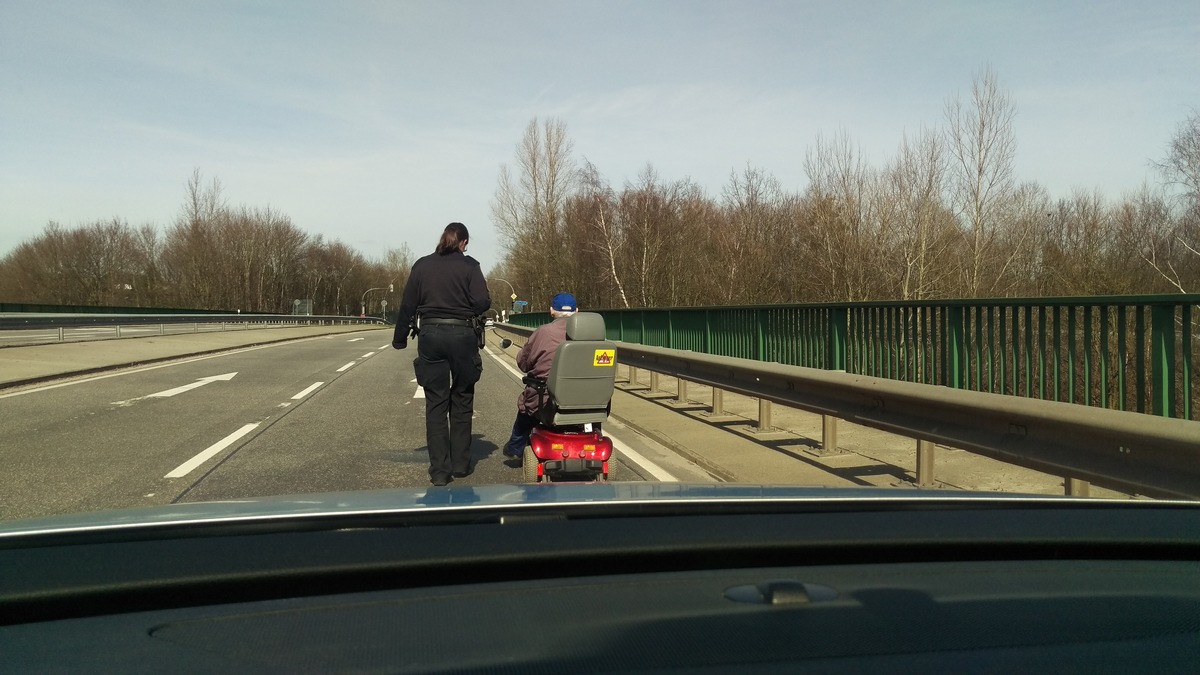 POL-WL: Polizei als Freund und Helfer ++ Neu Wulmstorf - Müllcontainer in Brand gesetzt ++ Seevetal/Ramelsloh - Jugendliche beschädigen Verkehrszeichen ++ Jesteburg - Radfahrer übersehen