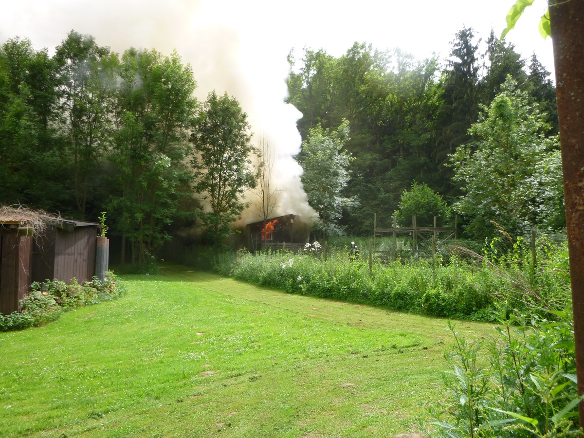 POL-PDKH: Gartenlaube ausgebrannt