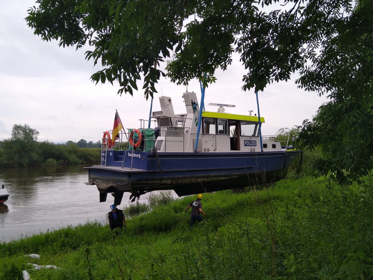 POL-DU: Minden-Lübbecke/Porta Westfalica/Duisburg: Boot der Wasserschutzpolizei &quot;gestrandet&quot; - aufwändige Bergung