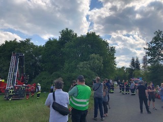 POL-UN: Flugzeug landet im Baum