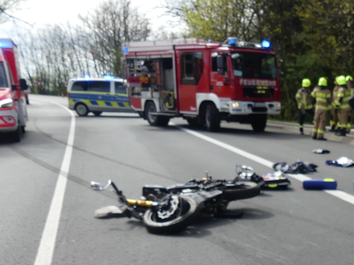 POL-GM: Auto überschlägt sich nach Kollision mit einem Motorrad und landet auf dem Dach