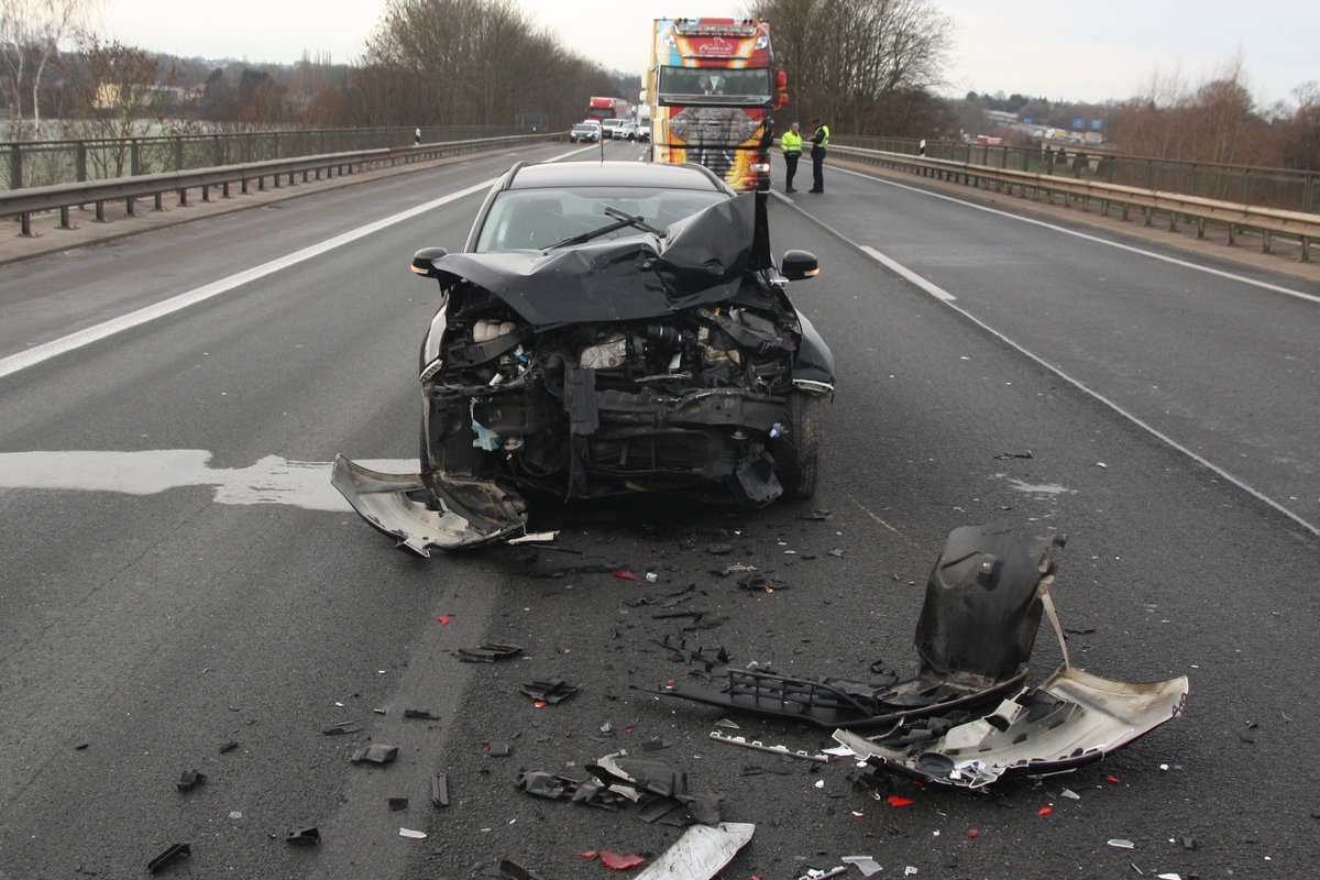 POL-BI: LKW-Fahrer sichert Unfallstelle ab