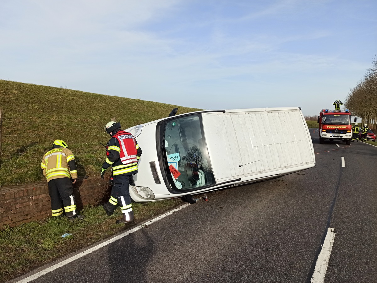 FW-KLE: Verletzter Paketzusteller: Mit Kleintransporter umgekippt