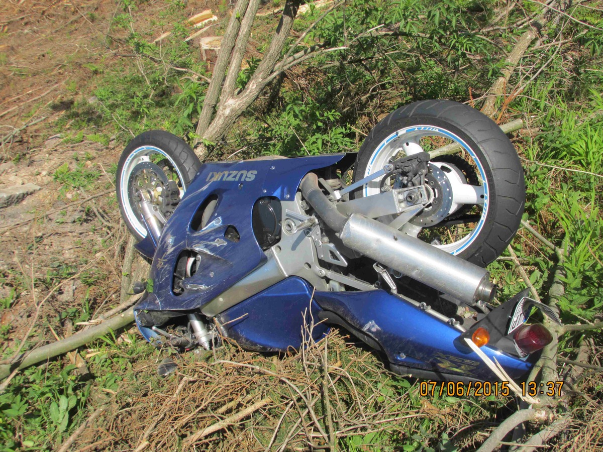 POL-HOL: Landesstraße 549 - Boffzen in Richtung Neuhaus: Wieder Kradfahrer schwer verletzt - Gestürzt und in Gegenverkehr gerutscht -