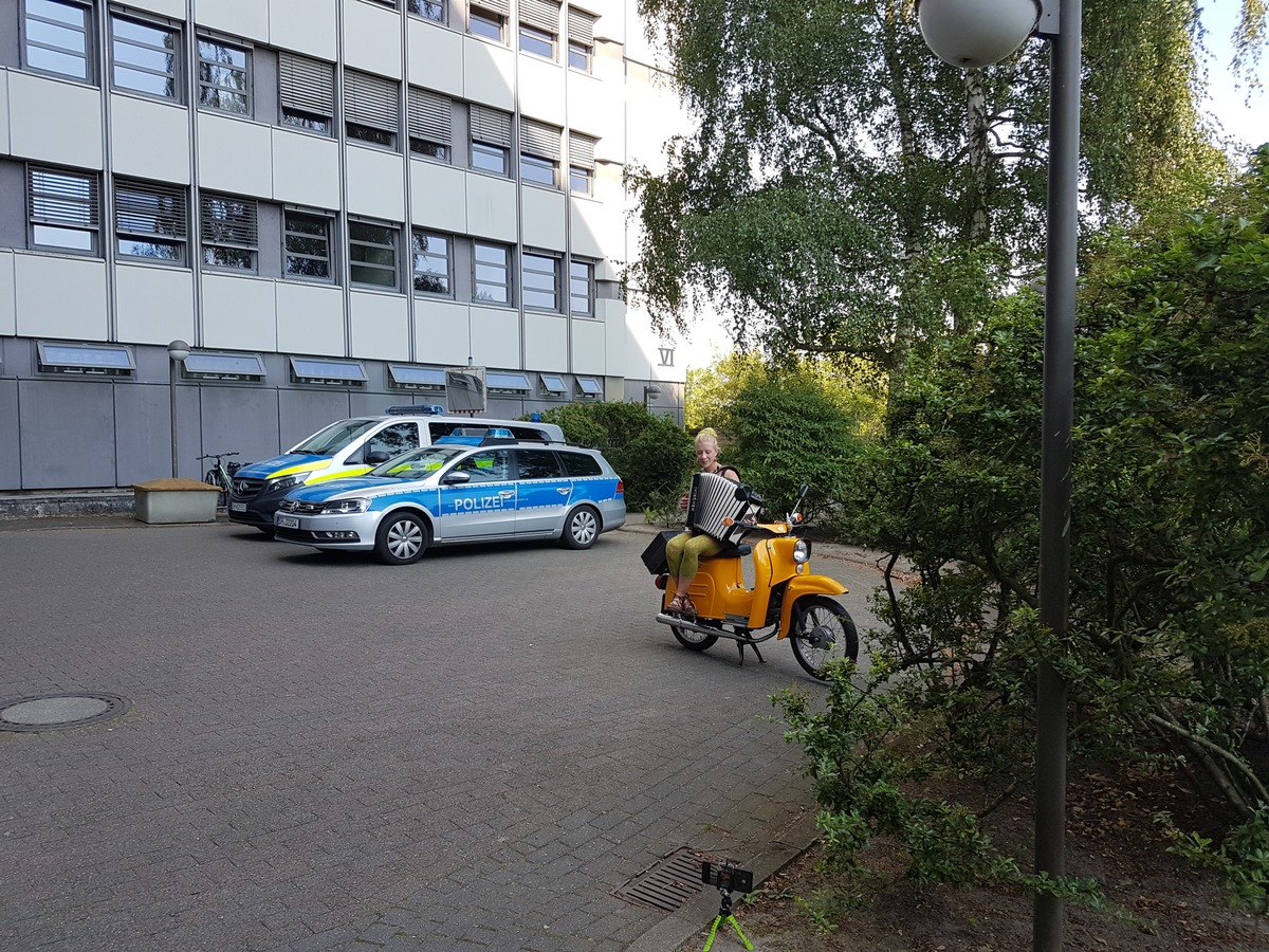 POL-HL: HL-St. Jürgen / Ein außergewöhnliches Konzert fand heute vor dem Behördenhochhaus in Lübeck statt.