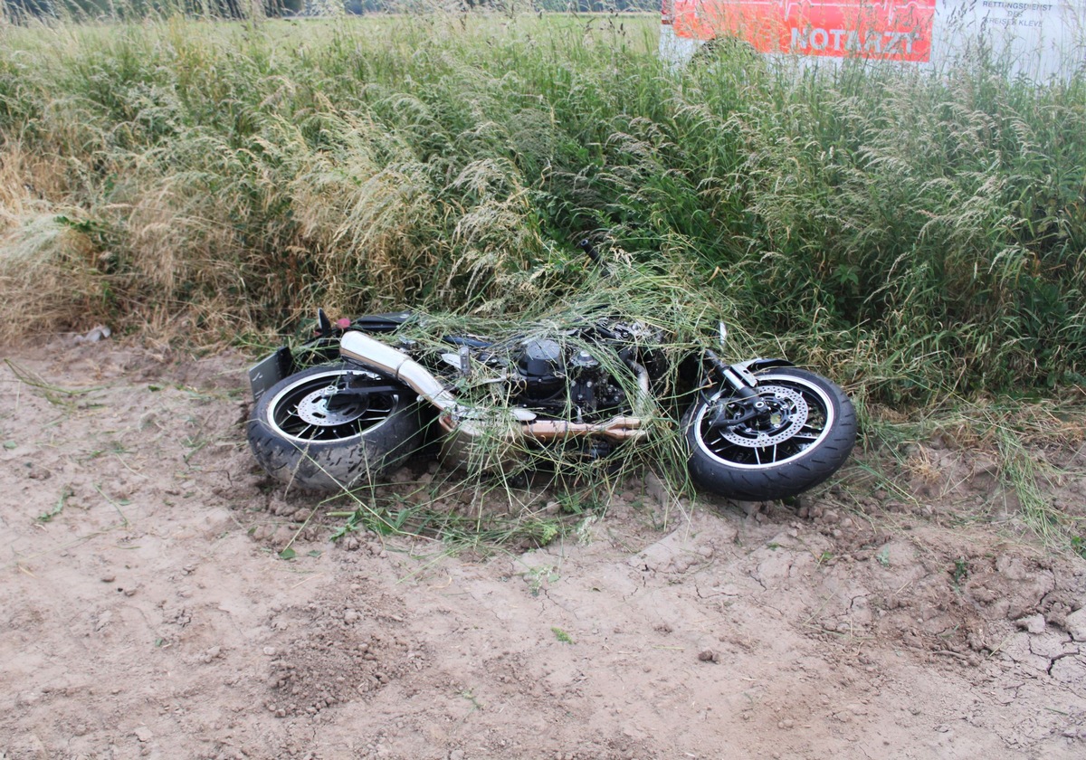 POL-KLE: Kevelaer - Verkehrsunfall / Motorradfahrer kommt von Straße ab und verletzt sich schwer