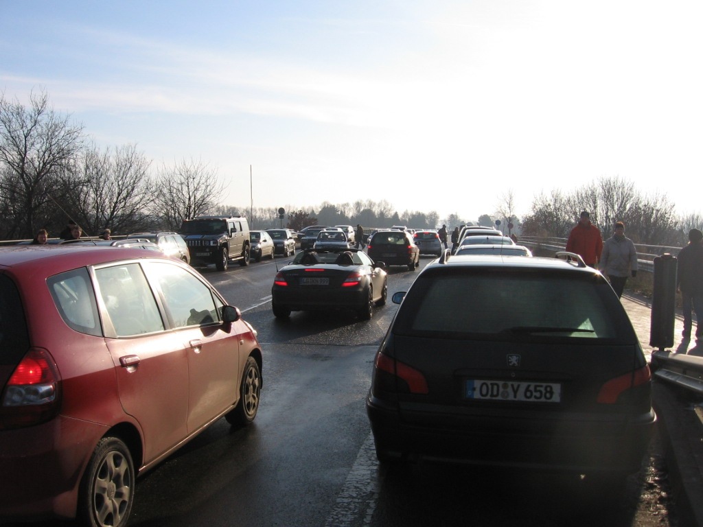 POL-WL: 1. Verkehrschaos auf der Elbbrücke (B404)