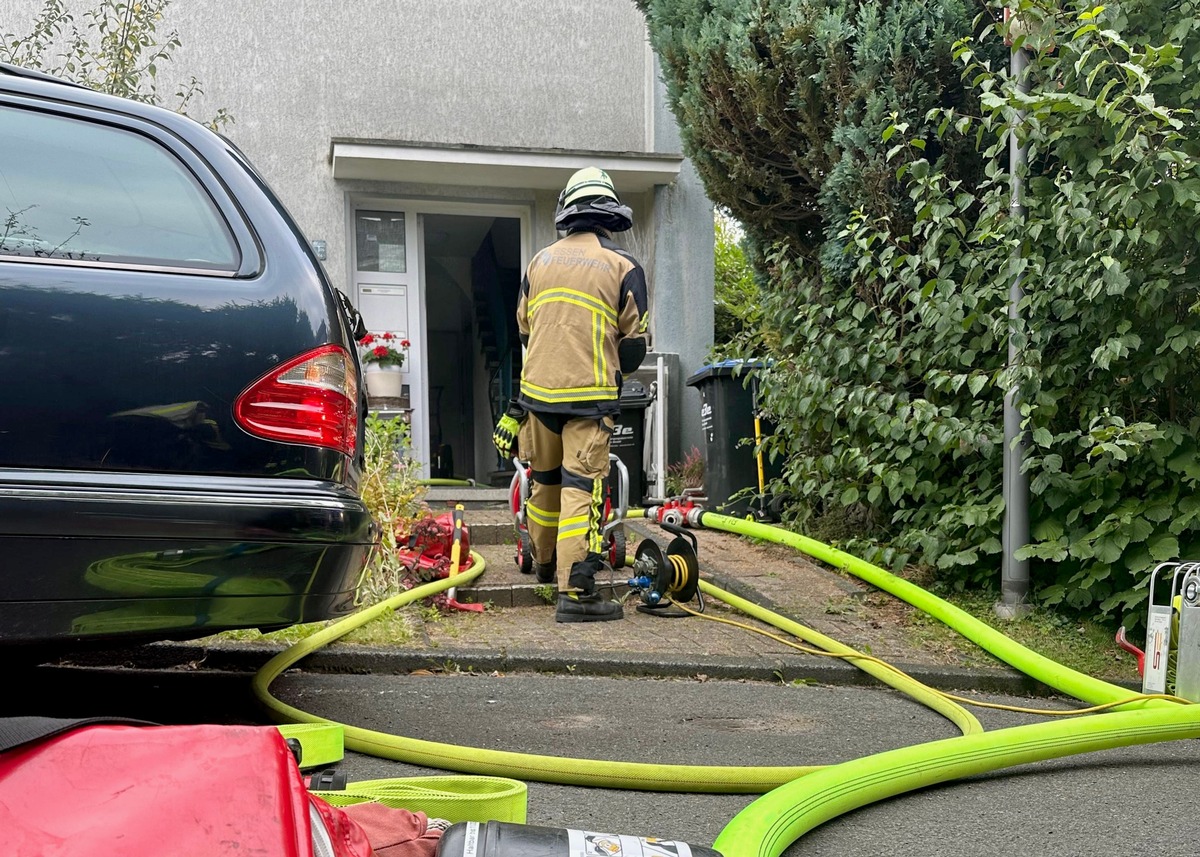 FW-E: Kellerbrand in Essen-Überruhr - Menschenrettung über Drehleiter