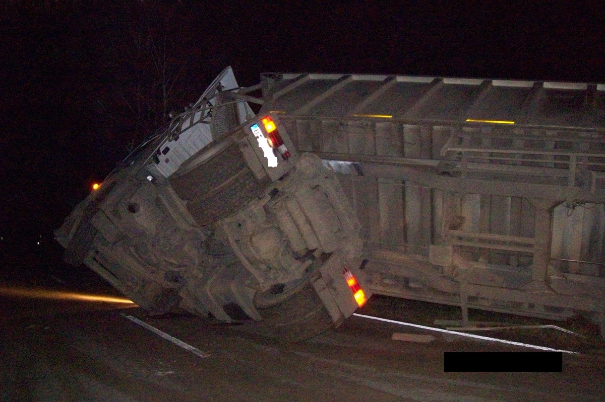 POL-STH: Rüben-Lkw kippt seine Ladung in den Graben