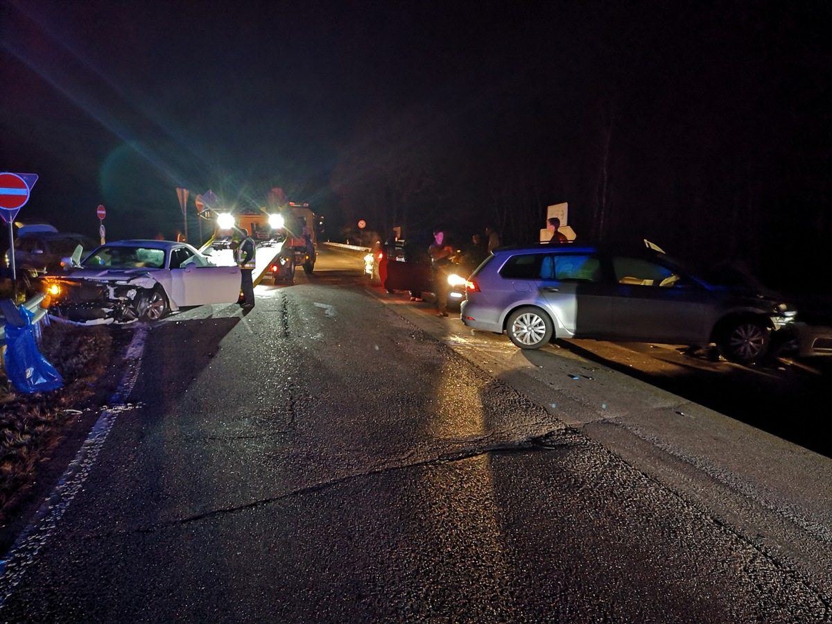 POL-PPWP: Drei Personen bei Verkehrsunfall leicht verletzt