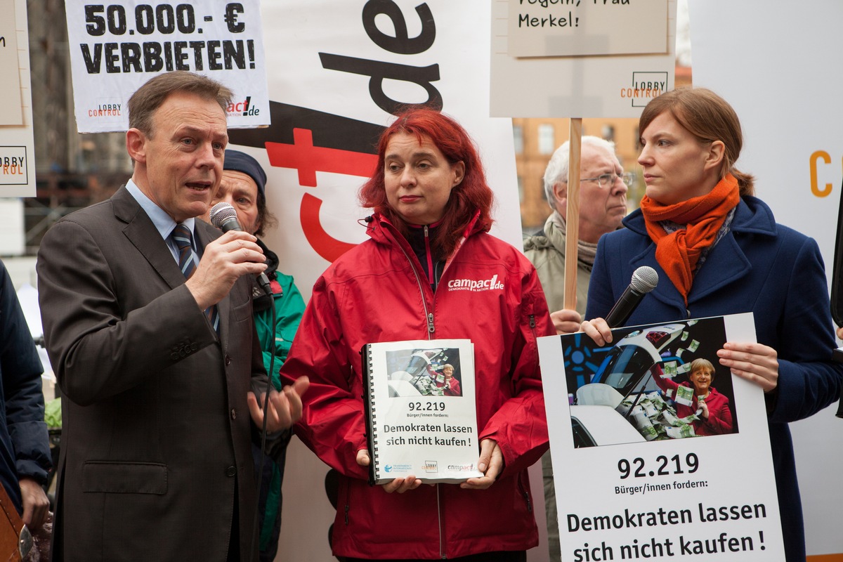 LobbyControl und Campact übergeben 100.000 Unterschriften an Innenminister Friedrich und SPD-Verhandlungsführer Oppermann / Obergrenze für Parteispenden und klare Regeln für Lobbyisten gefordert (FOTO)